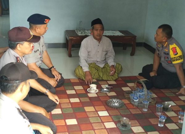 Dansat Brimob Polda Banten Sambangi Pondok Pesantren KH. Badrudin