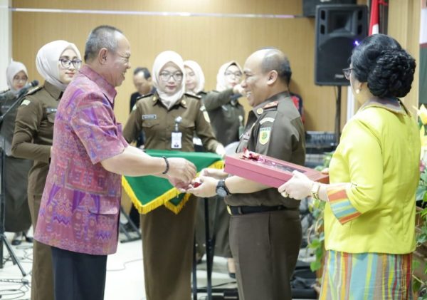 Purna Tugas, Wagub Bachtiar Beri Penghargaan Kajati Susilo Yustinus