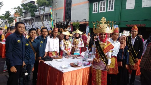 Mahasiswa Lampung Surabaya Ramaikan Festival Rujak Uleg Dengan Busana Siger