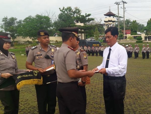 Kapolres Lampura Reward 22 Anggota di Hari Kesadaran Nasional