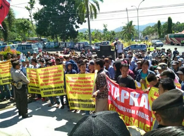 Massa Tuding Pj Sekda Tanggamus Hamid Heriansyah Lubis Terlibat Dugaan Korupsi Proyek Lampu Jalan dan FS Jalur KA Pringsewu-Gisting