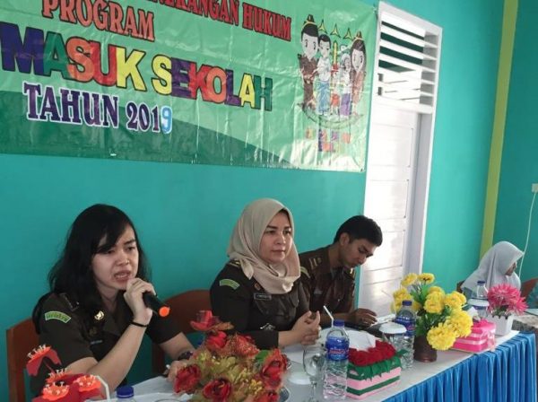Jaksa Masuk Sekolah Ajari Budaya Taat Hukum di SMA Negeri 2 Gading Rejo