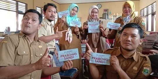 Gubernur Banten Pecat Enam Guru Honor Pose Dua Jari, Tapi ASN Berpolitik Bebas?