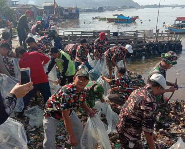 Kodim Bandar Lampung Bersama Ormas dan Masyarakat Bersihkan Sampah Pesisir Panjang