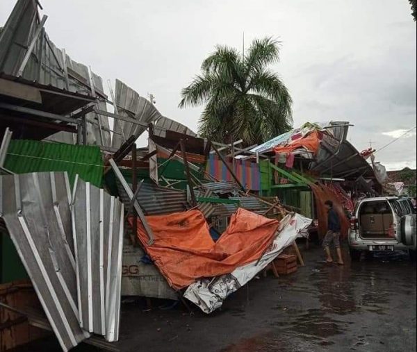 Hujan Lebat Dan Angin Kencang Porak-Poranda Hunian dan Fasilitas Publik di Kotabumi