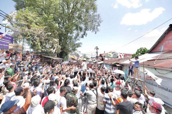 Warga Sulawesi Selatan Sambut Prabowo-Sandi dan Sematkan Songkok Patonro