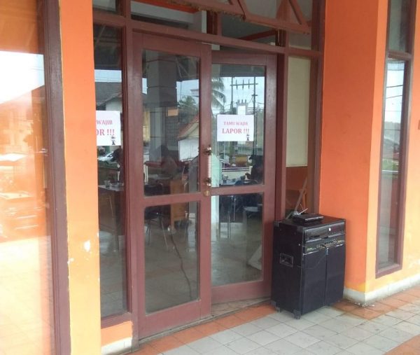 Pengamanan KPU Muba Super Ketat, Anggota Propam Usir Wartawan?