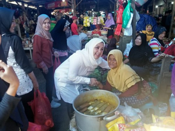 Dewi Arimi Sapa Pedagang Pasar Tradisional di Bandar Lampung