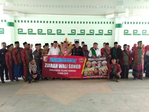 Sekda Lepas Rombongan Wisata Religi Tulang Bawang Ke Wali Songo