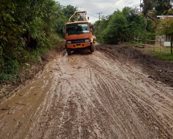 Jalan Lintas Sekayu-Pali di Desa Gajah Mati Rusak Parah Pemda Muba dan Pemrov Sumsel Cuek?