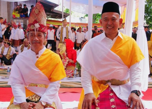 H Sujadi dan Fauzi, Serta Forkopimda Pringsewu Mendapat Adok dari Penyimbang Adat Lampung Saibatin Pardasuka