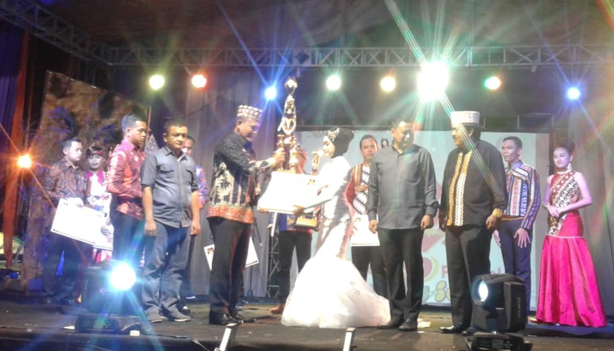 Malam Pesona Dr H Fauzi Serahkan Piala Pemenang Lomba Festival