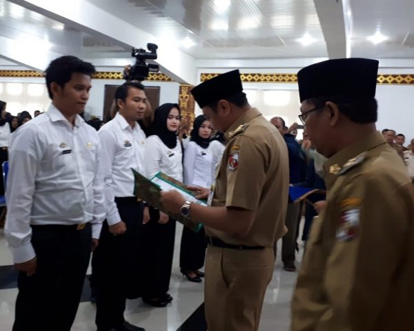 Bupati Lampung Utara Bagikan 323 SK CPNSD