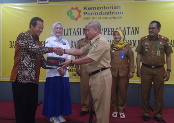 Dwie Aroem Hadiatie Serahkan Bantuan 40 KUB IKM Provinsi Lampung