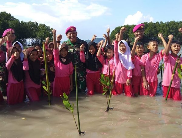 Brigif 4 Marinir dan Warga Tanam 3000 Pohon Mangrove di Mahitam