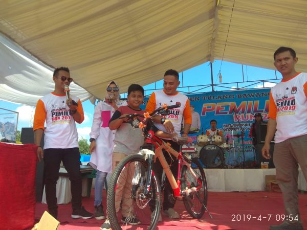 KPU Tulang Bawang Barat Gelar Pemilu Run 2019 di Pasar Tiyuh