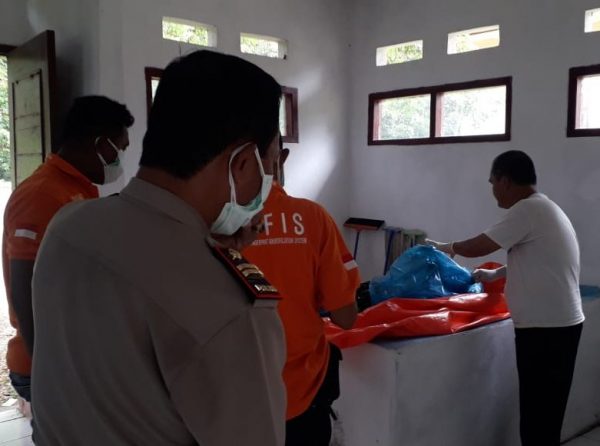 Mayat Belatungan Terjerat di Pohon Manggis Sudah 30 Hari, Polisi Cari Identitas