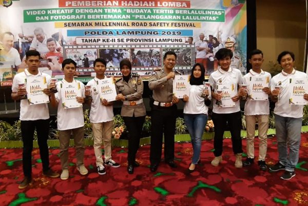 Dirlantas Polda Lampung Serahkan Hadiah Pemenang Lomba Vidio dan Fotografi Lantas Semarak MRSF