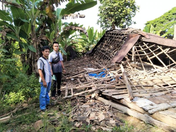 Pemda Way Kanan Salurkan Bantuan Sembako dan Uang Rp2 Juta Untuk Halimah Korban Rumah Roboh