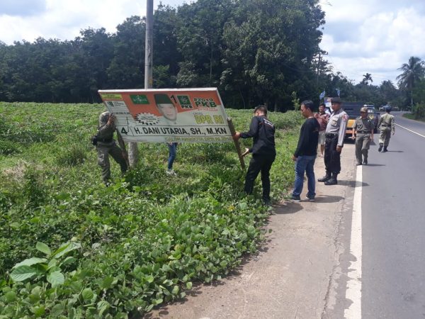 Panwaslu Kecamatan Baradatu Menertibkan APK 