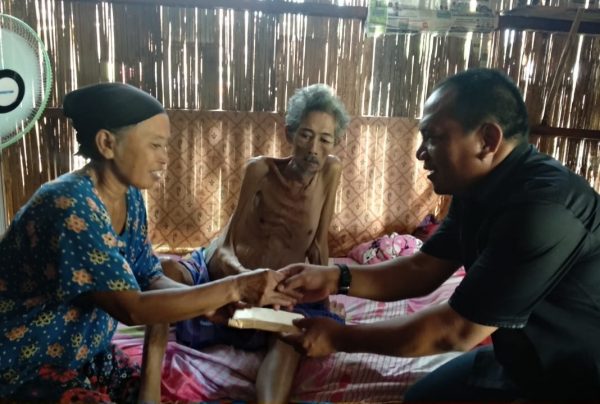 Aprozi Alam Sampaikan Pesan Gubernur Terpilih Arinal Djunaidi Kepada Basri Penderita Tumor Ganas