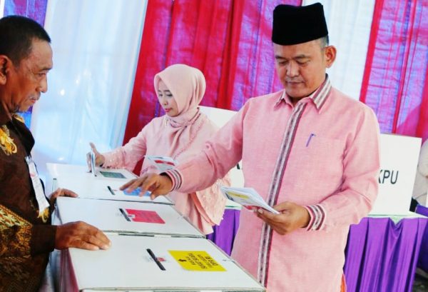 Bupati Pringsewu Nyoblos di TPS 01 Gemah Ripah, Wabup di TPS 04 Pringsewu Barat