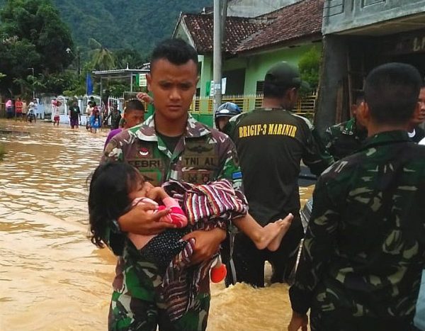 Banjir Bandang dan Longsor di Padang Cermin, Seorang Nenek Tewas, Marinir Aksi Cepat Tanggap Evakuasi Warga
