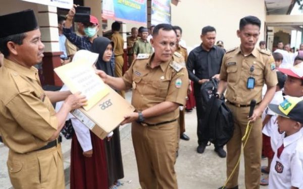 Nanang Berikan Bantuan Ke SDN 1 Kunjir