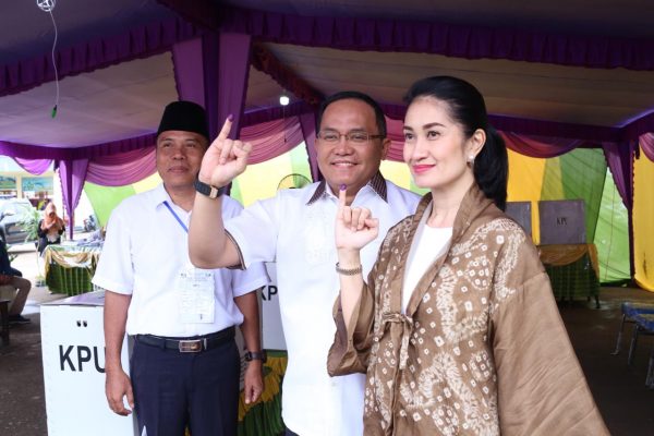 Bupati Muba Salurkan Hak Pilih di TPS 45 Kelurahan Balai Agung