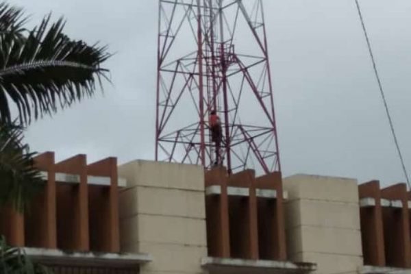 Putus Cinta Pelajar SMA Nekad Coba Bunuh Diri Dari Tower, Aksinya Digagalkan Polisi