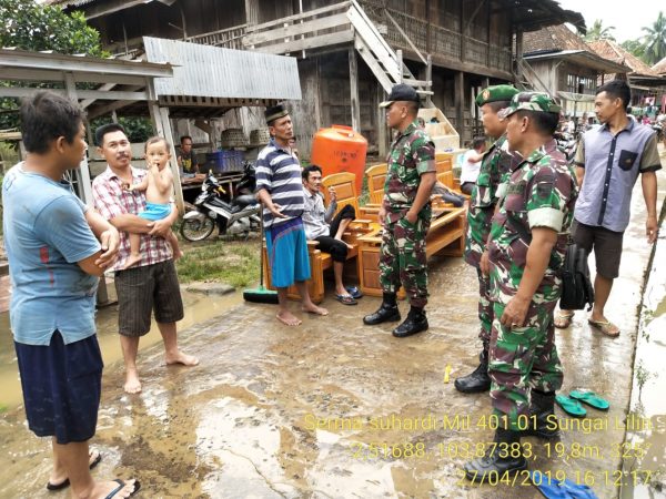 Dandim 0401/Muba Kunjungi Korban Banjir di Desa Dawas Kecamatan Keluang