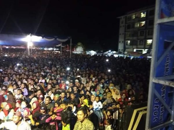 Warga Kecewa HUT Way Kanan, Tak Bisa Nonton Konser Dewi Persik Dilapangan Rusunawa