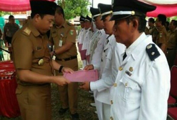 Asisten Lantik Delapan Pj Kepala Pekon Kecamatan Pematang Sawa