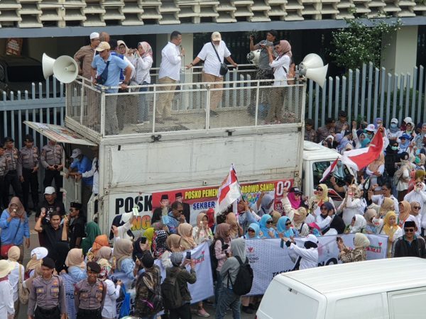 Relawan Padi Medika Kepung Gedung Bawaslu RI