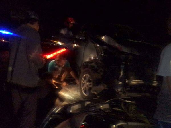 Ngebut, Avanza Tabrak Lampu PJU Rajasaba