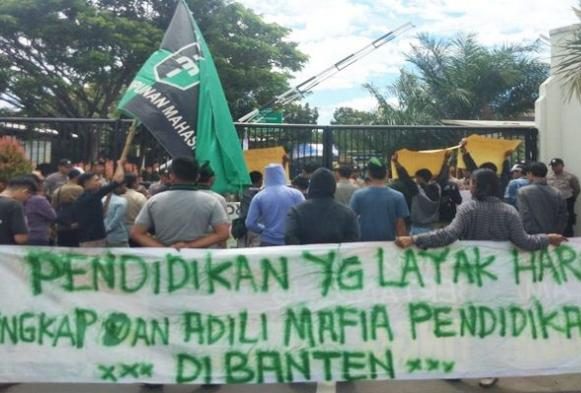 Mahasiswa Demo Tuntut Gubernur dan Wagub Banten Mundur