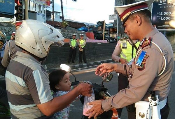 Satuan Lantas Polres Tanggamus Sosialisasi Operasi Krakatau Sambil Bagikan Takjil