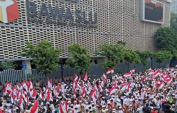 Ribuan Massa Demo Bawaslu Tuntut Diskualifikasi Jokowi-Ma’ruf Amin