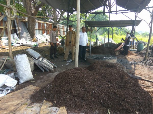 Warga Kampung Bolang Keluhkan Polusi Pembakaran Pabrik Timah