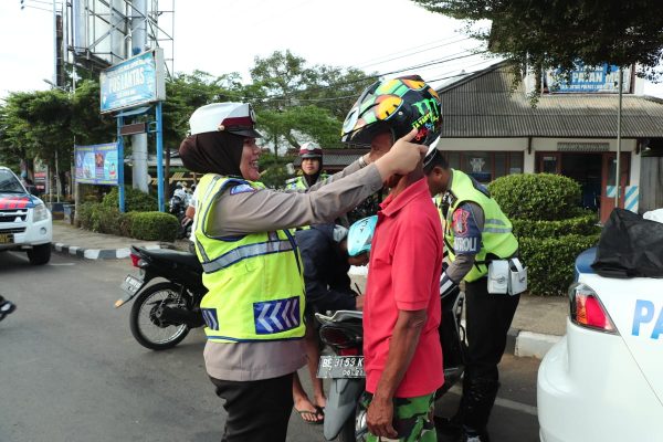 Ops Keselamatan Krakatau 2019, Satlantas Polres Lampung Utara Bagikan Helm Kepada Pengendara