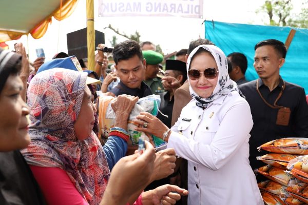 Bunda Winarti Jadi Pedagang di Operasi Pasar Tulang Bawang