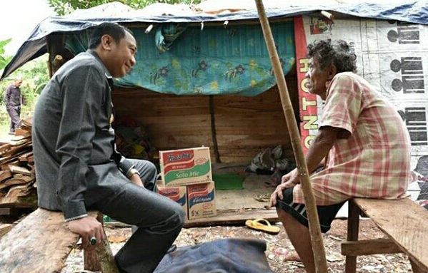 Bupati Agung Kunjungi Warga Yang Hidup di Bawah Garis Kemiskinan