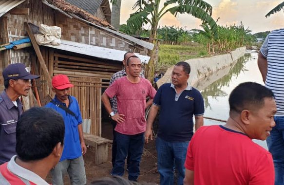Nanang Tinjau Korban Banjir Bakauheni