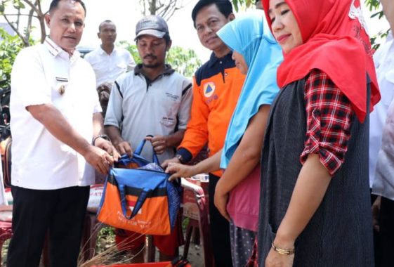 Plt Bupati Nanang Serahkan Bantuan Korban Puting Beliung
