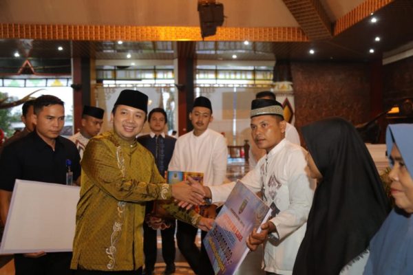 Safari Ramadhan di Lampung Tengah, Gubernur Ridho Serahkan Bantuan