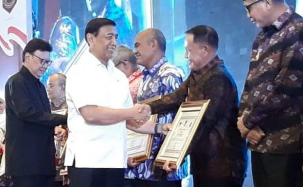 Plt Bupati Nanang Ermanto Terima Penghargaan Penanganan Konflik Sosial Dari Mendagri