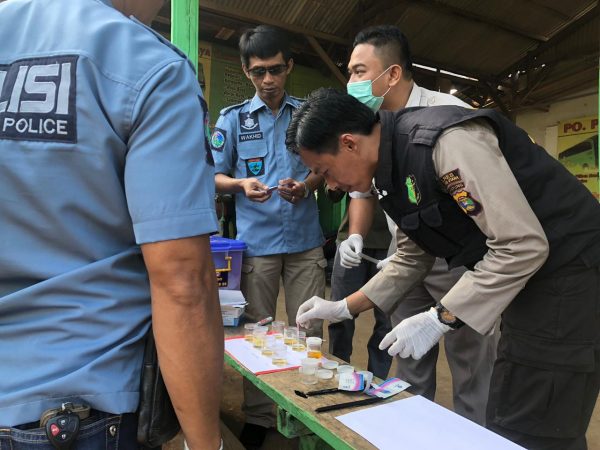 Tim Gabungan Polres Lampura Tes Urine Sopir Bus AKDP
