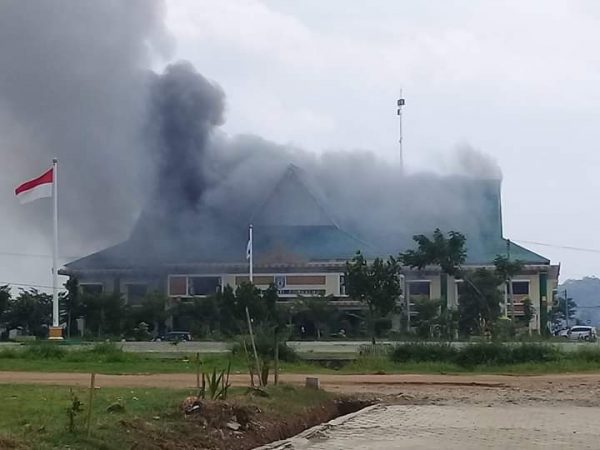 Polisi Olah TKP, dan Jaga Ketat Ruangan Wakil Bupati Pringsewu Yang Terbakar