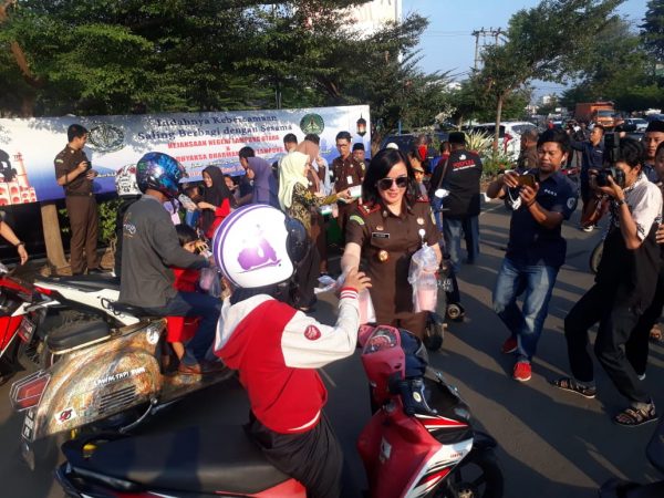 Kajari Cantik Berbagi Takjil Bersama PWI Lampung Utara