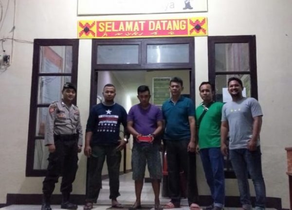 Ajak Istri Beli Baju Baru Suami Malah “Nyengget” HP Karyawan Toko